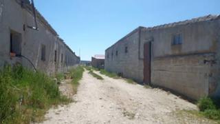 Finca rústica a Pedrosillo de Alba. Parcela con naves en inmediaciones de la población