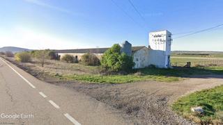 Finca rústica a Almenar de Soria. Explotación ganadera en el borde de la carretera