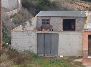 Solar industrial a Grau - Quintanes. Oportunidad, parcela vallada con almacén a las afueras de ampost