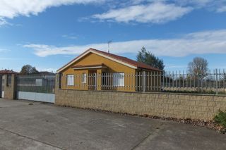 Casa  Camino de baños 18. Parcela con vivienda unifamiliar en zona residencial.