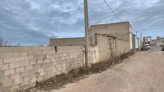 Terreny residencial a Quintanar del Rey. Solar urbano con nave a restaurar