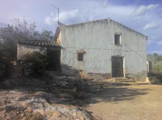 Finca rústica a Vilanova d´Alcolea. Fincas con vivienda a restaurar, recreo
