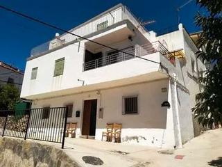 Masia en Beires. Vivienda y parcela con olivos