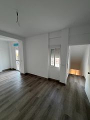 Piso en Tocina. Piso reformado en avenida principal de los rosales (sevilla)