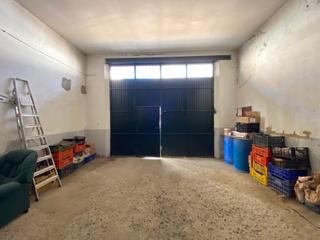 Local Comercial  Calle luis cernuda. Almacen cochera de 158 metros en zona céntrica de los rosales (s