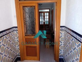 Casa en Centro. Venta de casa en lucena, zona semicentro