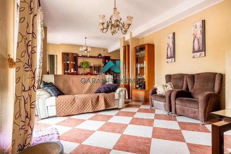 Foto c19e88ea-d7c9-42f7-96cc-0e3d751b1d23. Casa  y local en venta en Camas