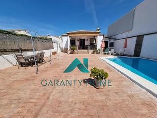 Casa a San Francisco. Chalet con piscina y parcela junto a la vía verde