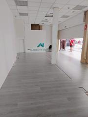 Business premise in La Serna. Venta o alquiler de local en centro comercial