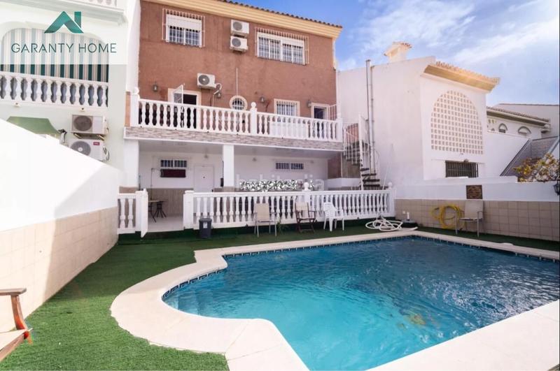 Foto 6fdf84e3-9fd7-4c79-8cc4-eadbe0ee666d. Casa aparellada amb calefacció aparcament piscina a Málaga