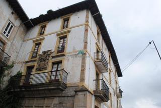 Chalet en Calle reconquista de sevilla. Se vende edificio histrico en laredo