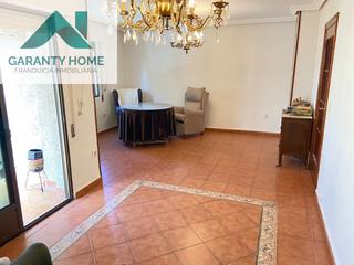 Pis a Martos. Piso con patio, ascensor y 3 habitaciones en la zona de la vía v