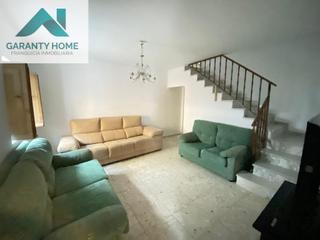 Maison à Torredonjimeno. Casa con gran potencial junto al parque en torredonjimeno