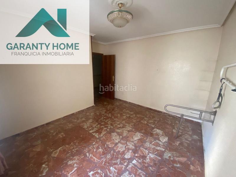 Foto 49e93586-ce0e-44e2-865e-300bcf0cda93. Piso  con ascensor en pleno centro 3 habitaciones, 3 trasteros y solo 95.000 en Martos