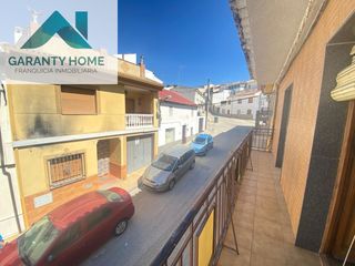 Masia a Alcaudete. Casa en noguerones con local, terraza y acceso por dos calles