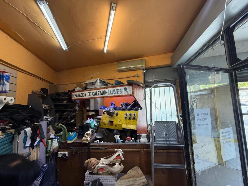 Foto 436b7250-61eb-4fd0-913c-76079ea2b458. Traspaso local comercial traspaso de zapatería con clientela fija! en Móstoles