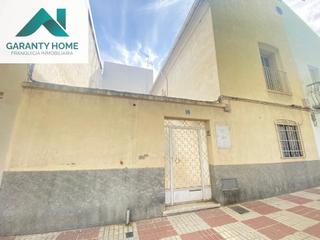 Casa aparellada a Peñamefecit - Avda Barcelona. Casa en buena zona de jaén con patio, terraza y 2 plantas  175.0