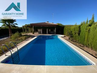 Chalet in Fuensanta de Martos. Vivienda independiente en marivela con parcela y piscina privada