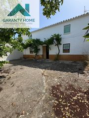 Casale in Alcaudete. Casa en sabariego con patio, terraza, corral y garaje