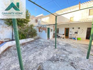 Casa en Martos. Casa con patio y 4 dormitorios en monte lope álvarez  venta, alq