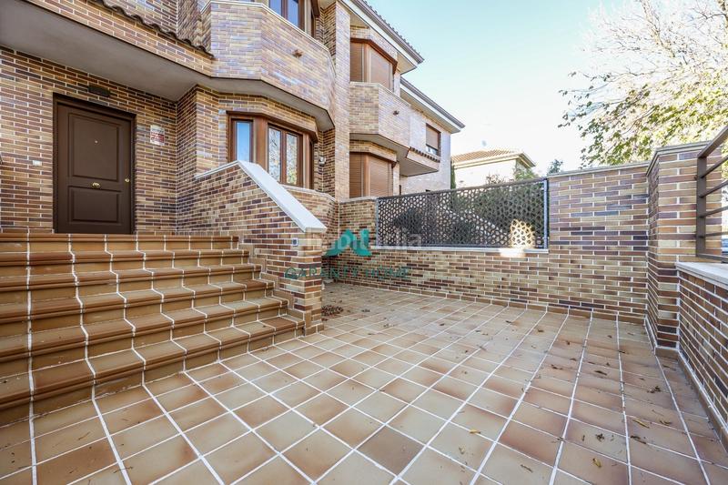 Foto 04db6b41-43b7-4234-9c14-2786a67f7f05. Casa bifamiliare in calle calle de luxemburgo in Centro Villaviciosa de Odón