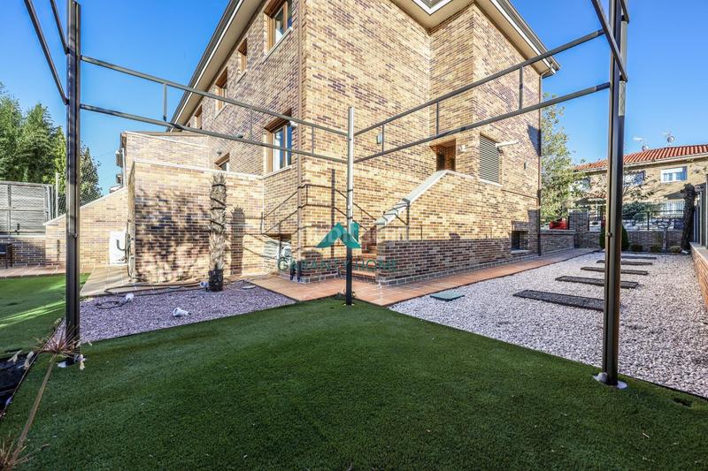 Foto 067070db-5449-4ab3-87af-e11b7bfc5aaf. Casa bifamiliare in calle calle de luxemburgo in Centro Villaviciosa de Odón