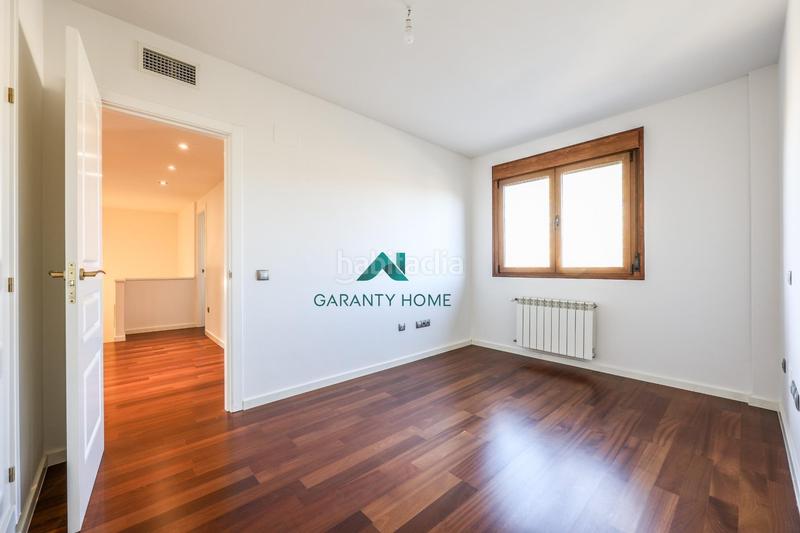 Foto 173e5d9c-dc54-4d3d-89a2-33525d4fb186. Casa bifamiliare in calle calle de luxemburgo in Centro Villaviciosa de Odón