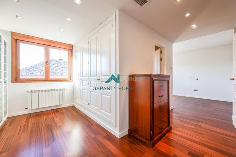 Foto 1d3baab9-b43f-4552-a255-73362290a4be. Casa bifamiliare in calle calle de luxemburgo in Centro Villaviciosa de Odón