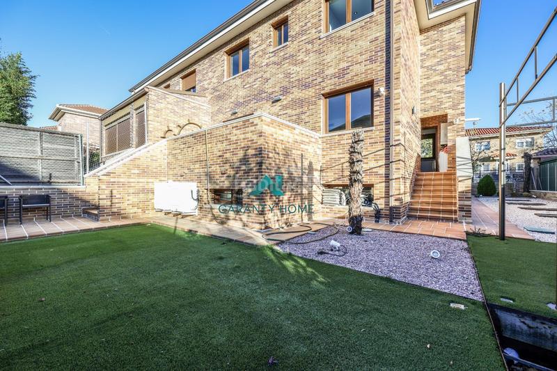 Foto 1f7fd900-5e29-40db-8f9b-2c5ead9d0b74. Casa bifamiliare in calle calle de luxemburgo in Centro Villaviciosa de Odón