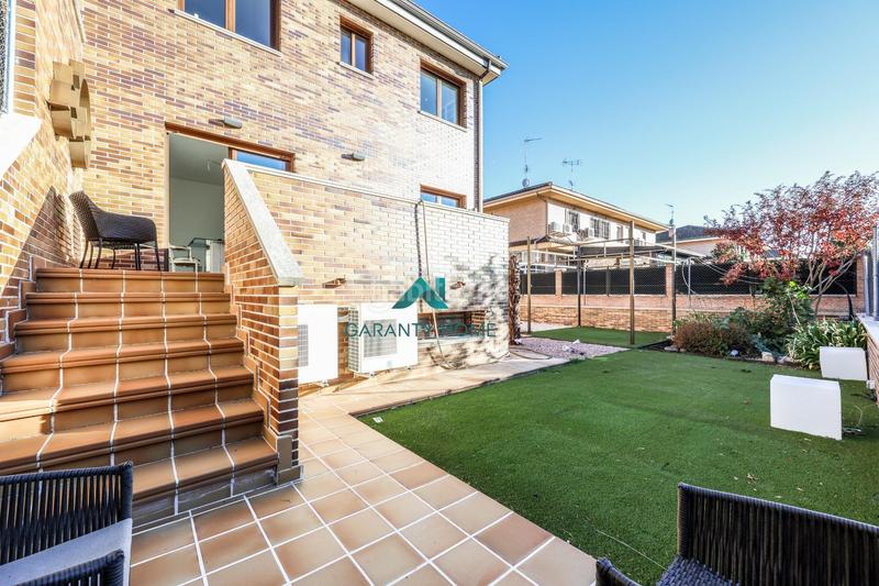 Foto 2b21d221-229d-4b3f-a6ce-5496def5c382. Casa bifamiliare in calle calle de luxemburgo in Centro Villaviciosa de Odón