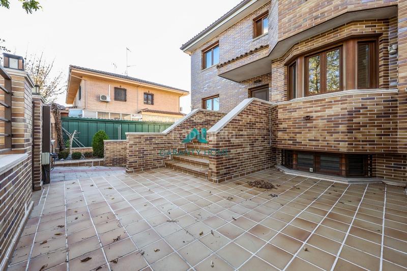 Foto 3693976b-bfae-4d23-bdab-e2a7cc31847f. Casa bifamiliare in calle calle de luxemburgo in Centro Villaviciosa de Odón