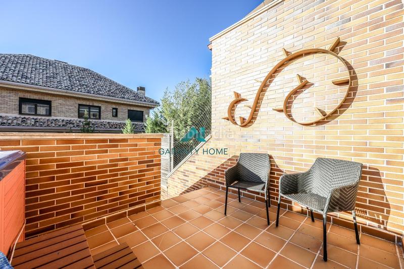 Foto 3b582732-db25-4937-b955-209f3a6278e6. Casa bifamiliare in calle calle de luxemburgo in Centro Villaviciosa de Odón