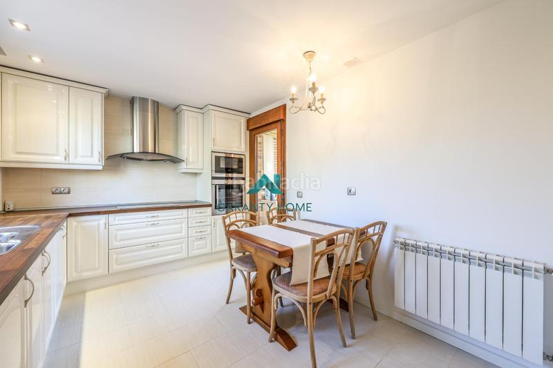 Foto 3c3e2192-2af1-4bf9-bfd0-32fe9a98d3ff. Casa bifamiliare in calle calle de luxemburgo in Centro Villaviciosa de Odón