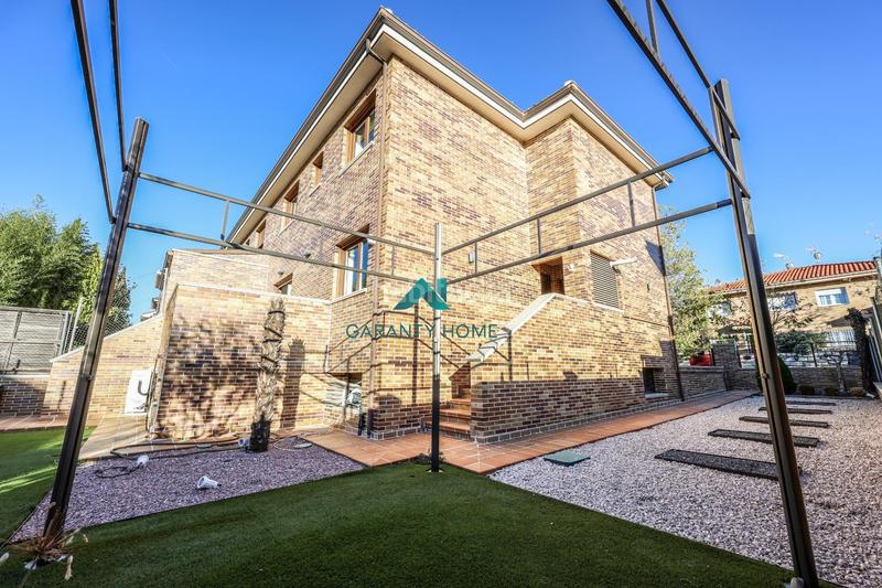 Foto 52e48029-eb7a-4340-a2c2-0633e3c09656. Casa bifamiliare in calle calle de luxemburgo in Centro Villaviciosa de Odón