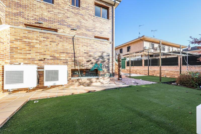 Foto 5948513b-15da-497d-9bf7-8c51e65ac05e. Casa bifamiliare in calle calle de luxemburgo in Centro Villaviciosa de Odón