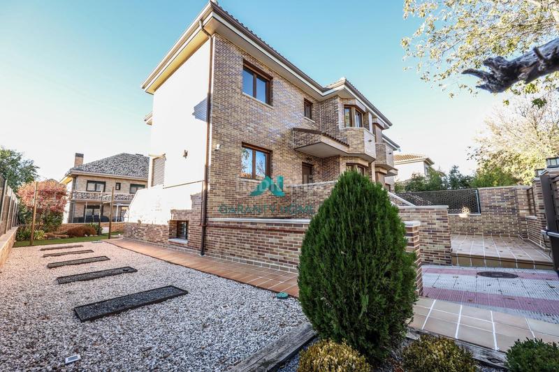 Foto 5c5e485b-374d-42da-a426-6a0683326385. Casa bifamiliare in calle calle de luxemburgo in Centro Villaviciosa de Odón