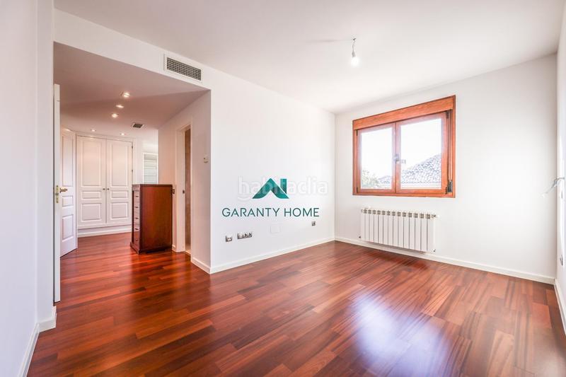 Foto 843b2a92-f986-4e78-8ca6-90ddec773743. Casa bifamiliare in calle calle de luxemburgo in Centro Villaviciosa de Odón