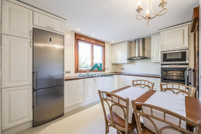 Foto 8e3834c2-f8d1-43bf-8d1b-da57f3c39b55. Casa bifamiliare in calle calle de luxemburgo in Centro Villaviciosa de Odón