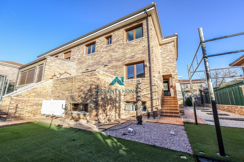 Foto 9b4bbee3-e1c9-44e7-859b-c0ca2dba470e. Casa bifamiliare in calle calle de luxemburgo in Centro Villaviciosa de Odón