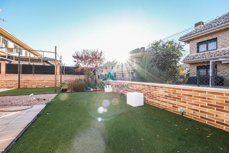 Foto 9c9b0c3a-4c16-48d8-9ad4-abd3ff4f1542. Casa bifamiliare in calle calle de luxemburgo in Centro Villaviciosa de Odón