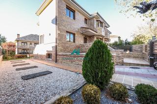 Casa aparellada a Calle calle de luxemburgo, 27 27. Espectacular chalet en villaviciosa