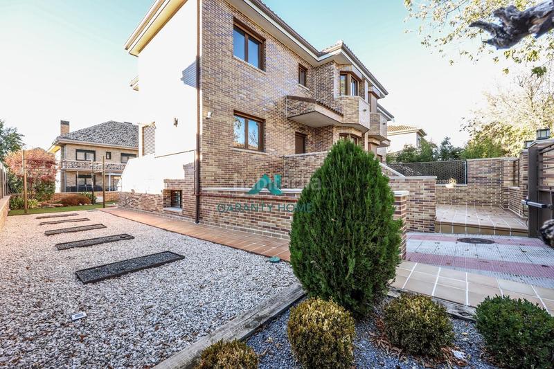 Foto a6af4b9e-1609-40a8-bd3e-ec48efc523c1. Casa bifamiliare in calle calle de luxemburgo in Centro Villaviciosa de Odón