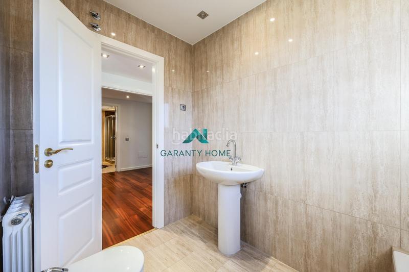 Foto abd8c34c-ce84-421b-9501-319f364f680a. Casa bifamiliare in calle calle de luxemburgo in Centro Villaviciosa de Odón