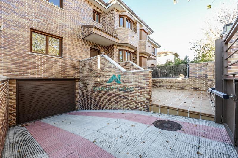 Foto c04c2f1a-8998-4b82-9a5f-3fb806da5f47. Casa bifamiliare in calle calle de luxemburgo in Centro Villaviciosa de Odón