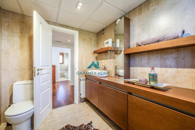 Foto c14c8a30-7610-4a49-93a4-3a7351be9417. Casa bifamiliare in calle calle de luxemburgo in Centro Villaviciosa de Odón