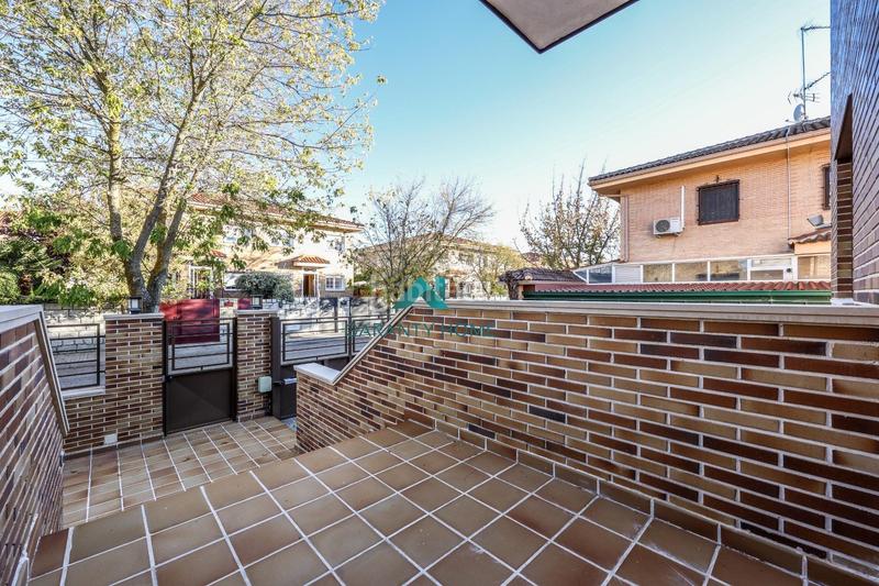 Foto effee2a8-0a8d-4751-b4b6-c2e422d7d9d9. Casa bifamiliare in calle calle de luxemburgo in Centro Villaviciosa de Odón