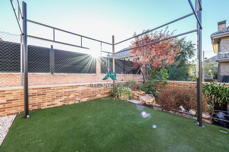 Foto fc4c7640-5889-44cb-b494-3382658e0f38. Casa bifamiliare in calle calle de luxemburgo in Centro Villaviciosa de Odón