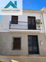 Casa en Alcaudete. Casa adosada en alcaudete con patio y terraza