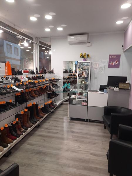 Foto 1e0e22a5-4c9c-41bf-a0fa-303954658d70. Traspaso local comercial traspaso de zapatería totalmente equipada lista para continuar la actividad en Santa Coloma de Gramenet