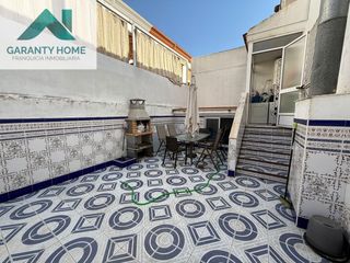 Casa adossada a Martos. Casa en martos con patio, garaje y terraza